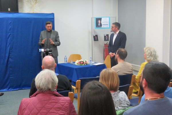 Borut Pahor v KMS predstavil svojo prvo knjigo