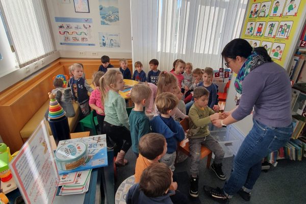 Obisk otrok iz Vrtca Antonina v Knjižnici: Zimska bibliopedagoška ura
