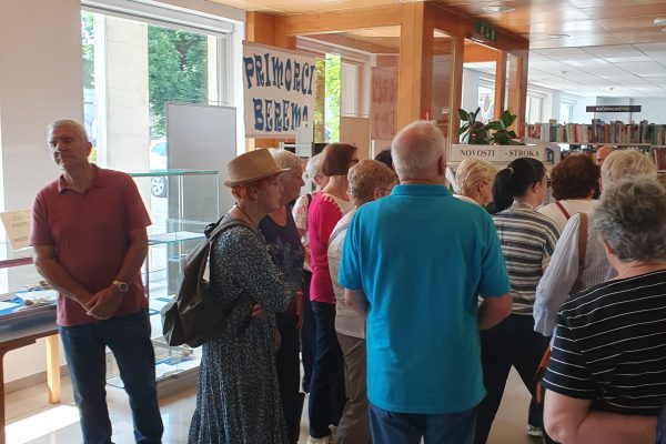 Obiskovalci iz Hrvaške na obisku v knjižnici
